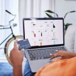 Compras online de maquillaje, cosméticos o productos digitales para laptops, belleza o mujeres con tarjeta de crédito desde casa. Código de descuento, pantalla o chica con pago para comprar productos de cuidado de la piel en una aplicación fintech.